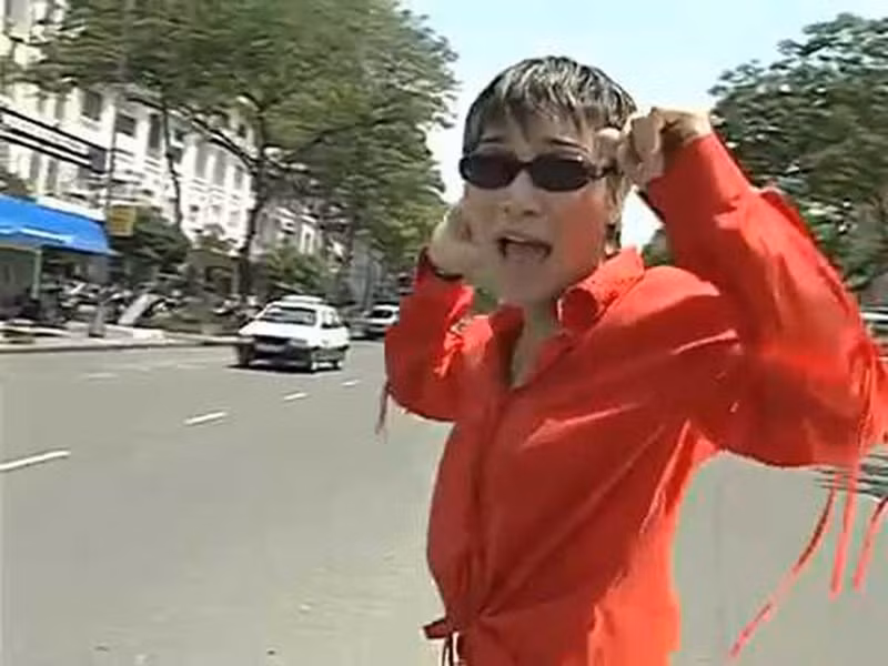 Nữ ca sĩ để tóc ngắn cá tính, ăn mặc bụi bặm. Ảnh: Giadinhnet