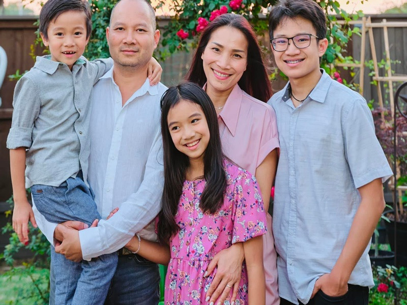 Hồng Ngọc được chồng chiều chuộng, có các con ngoan ngoãn, kháu khỉnh. Ảnh: FBNV