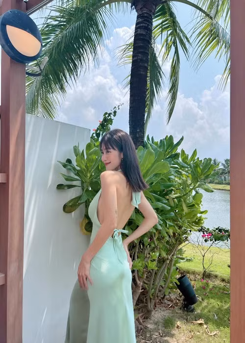 Bạn gái màn ảnh của Thanh Sơn hiện tại sở hữu vóc dáng cò hương. Trước đây, cô khá mũm mĩm với đôi chân bị chê "cột đình".