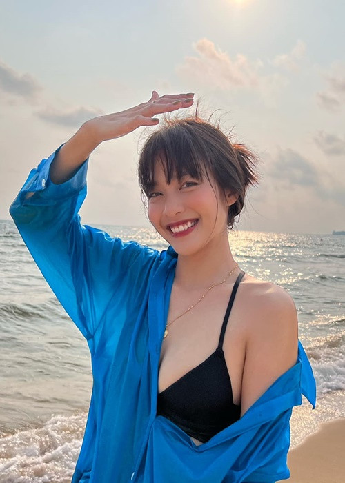 Khả Ngân cá tính, gợi cảm ở đời thường.