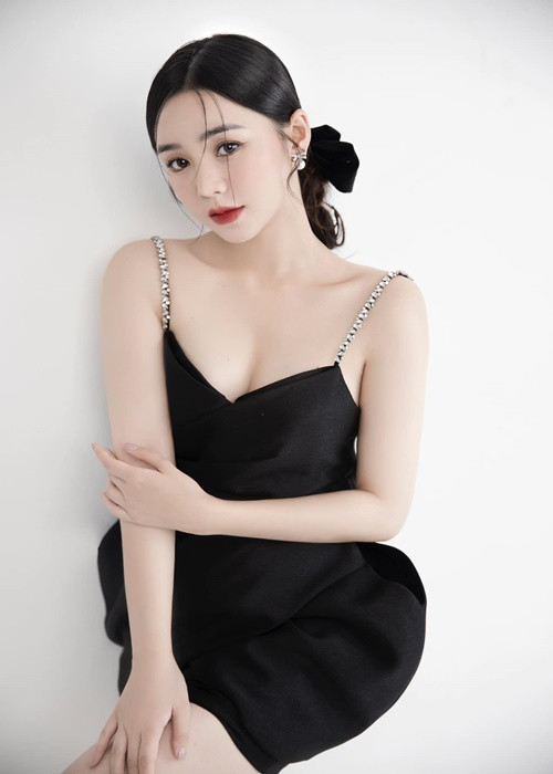 Quỳnh Kool chăm mặc gợi cảm khoe làn da trắng, body thon gọn.