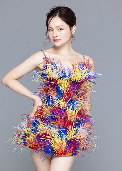 Lan Phương hơn Phương Oanh đến 6 tuổi và từng qua một lần sinh nở nhưng vóc dáng không thua kém đàn em.