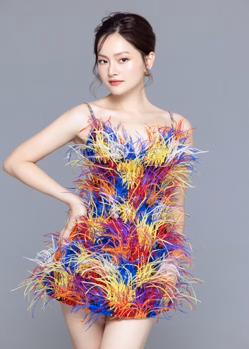 Lan Phương hơn Phương Oanh đến 6 tuổi và từng qua một lần sinh nở nhưng vóc dáng không thua kém đàn em.