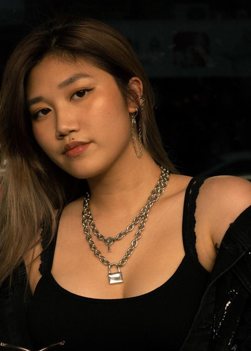 Ở Australia, con gái Cát Tường tự đi học bằng xe buýt mỗi ngày. Khi vào đại học, Na Uy thuê nhà trọ ở.