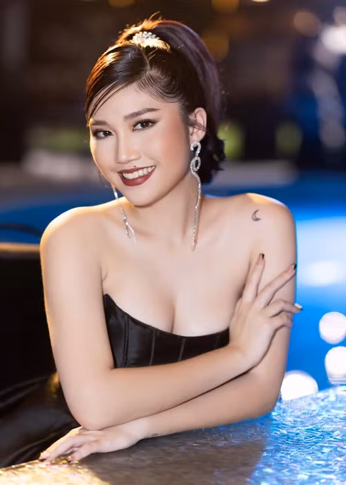 Con gái Cát Tường sở hữu nhan sắc xinh đẹp không kém một hot girl.