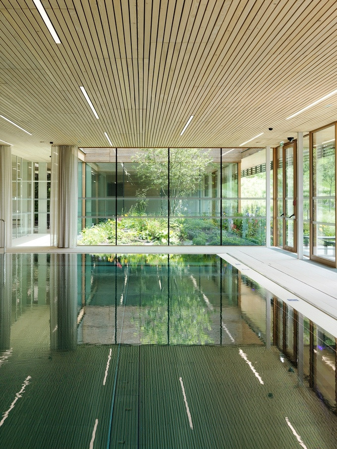 Việc dùng cỏ làm mái vừa giúp hạ nhiệt độ của tòa nhà vào những tháng hè, vừa giúp con người cảm thấy thư giãn khi nhìn công trình từ xa.