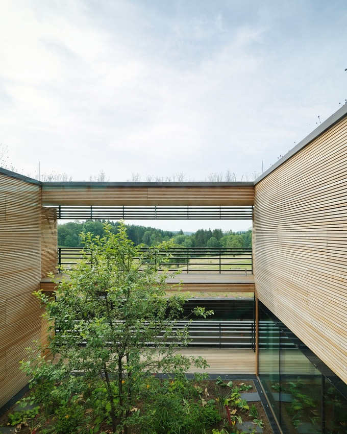 Toàn bộ cửa trong tòa nhà đều làm bằng kính để lấy sáng vào ban ngày, và để con người có thể phóng tầm mắt ra những đồng cỏ xung quanh.