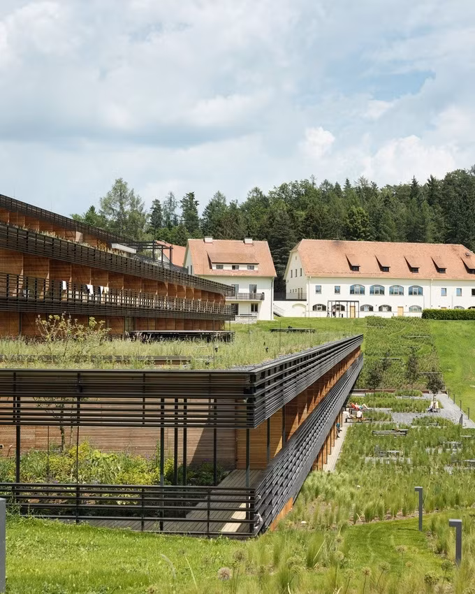  Tòa nhà được thiết kế theo dạng như một đấu trường lơ lửng và ăn sâu vào địa hình.