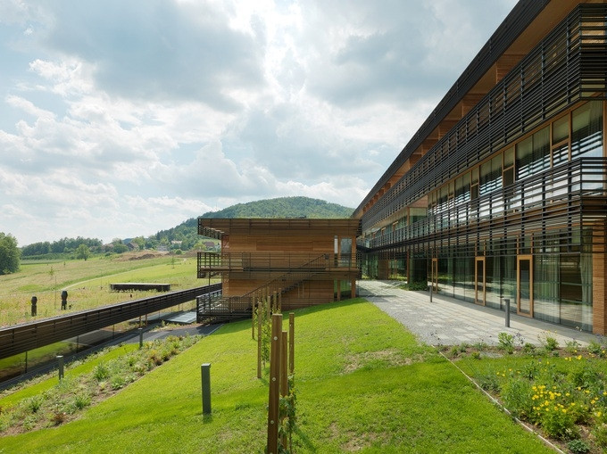 Các kiến trúc sư cho rằng việc lồng ghép công trình xây dựng với đồng cỏ như dự án này trong tương lai sẽ trở thành xu hướng xây dựng ở các đô thị lớn trên thế giới, nhất là khi bảo vệ môi trường, giảm phát thải hiệu ứng nhà kính thành xu thế.