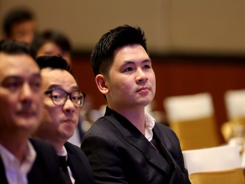 Đỗ Vinh Quang là con út trong gia đình có hai người con trai của ông bầu Đỗ Quang Hiển. Tháng 2/2020, bầu Hiển đưa Vinh Quang vào chức Chủ tịch CLB Hà Nội. Ảnh: Sức khỏe và đời sống