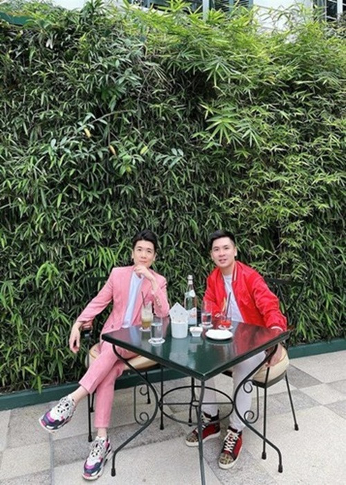 Đỗ Vinh Quang (phải) chưa lập gia đình, có độ tuổi ngang với nàng hậu (Đỗ Vinh Quang sinh năm 1995, hơn Đỗ Mỹ Linh 1 tuổi) trong khi Đỗ Quang Vinh (trái) đang là ông bố hai con. Ảnh: Vietnamnet