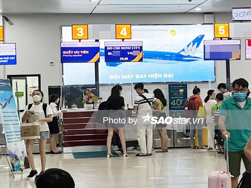 Tối ngày 3/7, Lê Âu Ngân Anh lộ hình ảnh bên một người đàn ông lạ mặt tại sân bay đồng thời rộ tin đồn người đẹp sắp lên xe hoa. Ảnh: Saostar Ảnh: Saostar