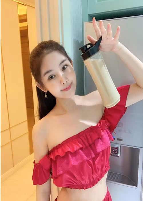 Dù ở nhà, người đẹp không hề xuề xòa trong cách ăn mặc.