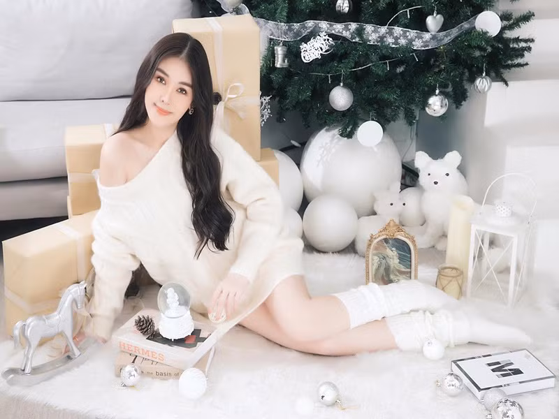 Ngân Anh sở hữu gu thời trang gợi cảm, sang trọng đẳng cấp toàn đồ hiệu.