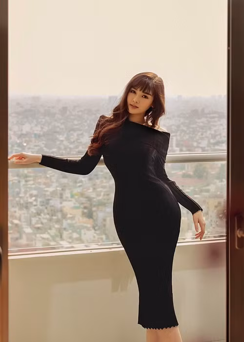 Nàng hoa hậu nhận ra bản thân mình phù hợp với lối trang điểm tự nhiên hơn xu hướng make up da nâu, môi trầm khỏe khoắn.