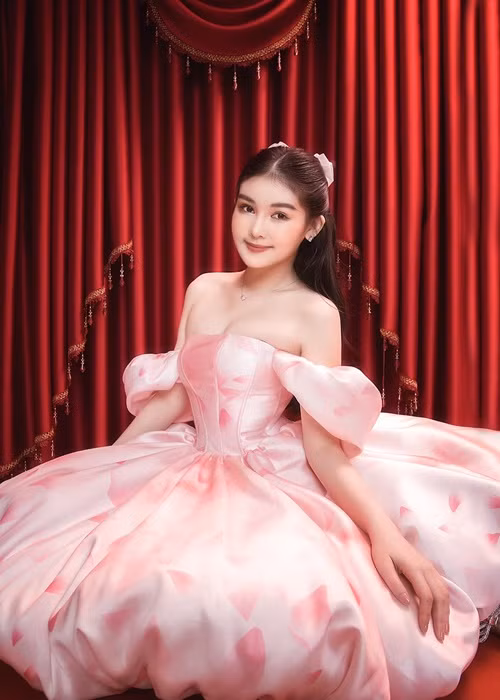 Năm 2019, cô khoe số đo ba vòng là 87-57-97cm.