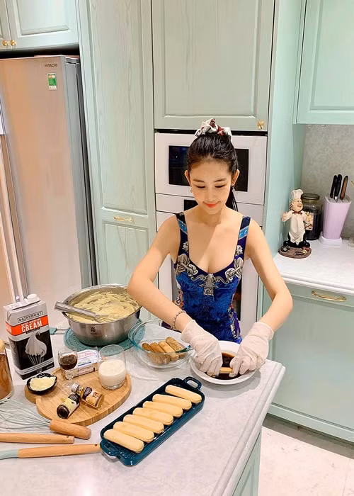 Vì dịch bệnh COVID-19, Ngân Anh từng hạn chế ra ngoài nên cô có thời gian học nấu ăn dưới sự chỉ dẫn của mẹ.