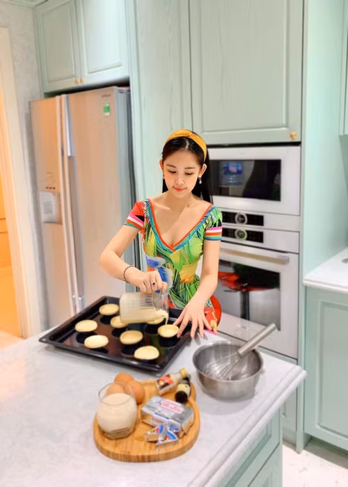 Khả năng nấu nướng của Ngân Anh khiến nhiều khán giả trầm trồ.