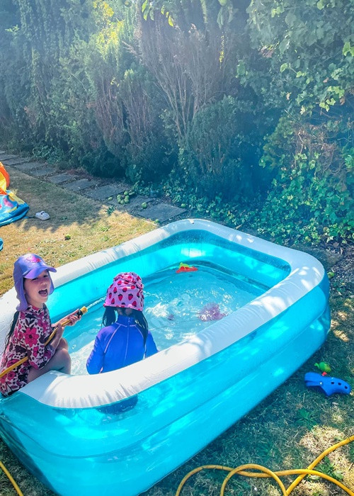 Vài ngày qua, nước Anh nắng nóng nên bé Myla có dịp được vầy nước.