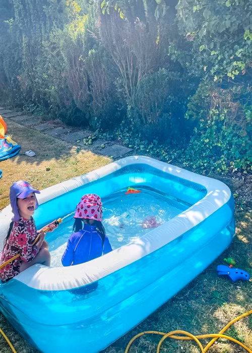 Vài ngày qua, nước Anh nắng nóng nên bé Myla có dịp được vầy nước.