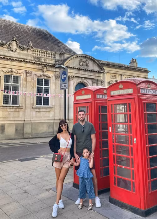 Vợ chồng Hà Anh đưa con gái thăm thú nhiều nơi. Nữ người mẫu chia sẻ, vợ chồng cô "trải nghiệm" London như người đi du lịch lần đầu để bé Myla được thăm các điểm ngắm cảnh nổi tiếng.