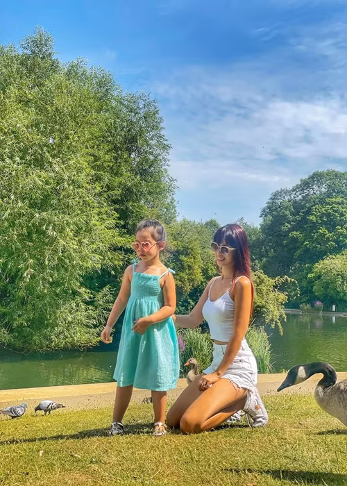 Dù còn nhỏ nhưng con gái Hà Anh đã đi bộ mấy tiếng đồng hồ mà không kêu ca chút nào.