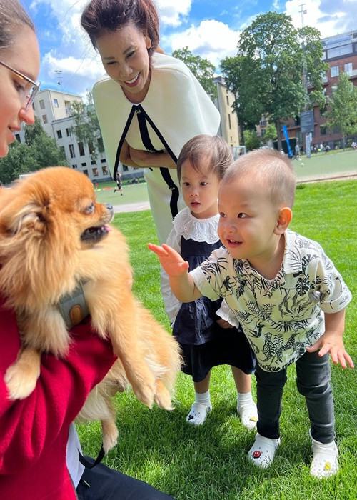 Mẹ đẻ của Hồ Ngọc Hà sang Thụy Điển thăm gia đình thông gia.