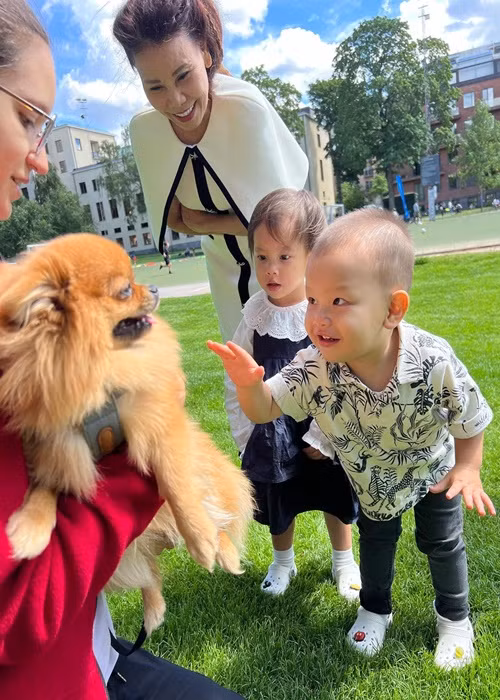 Mẹ đẻ của Hồ Ngọc Hà sang Thụy Điển thăm gia đình thông gia.