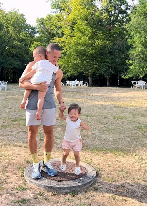 Dịp Tết Nguyên Đán 2022, bố mẹ Kim Lý từng từ Thụy Điển sang Việt Nam thăm con cháu. Chuyến đi kéo dài hơn 1 tháng.