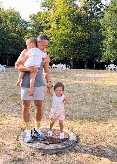 Dịp Tết Nguyên Đán 2022, bố mẹ Kim Lý từng từ Thụy Điển sang Việt Nam thăm con cháu. Chuyến đi kéo dài hơn 1 tháng.