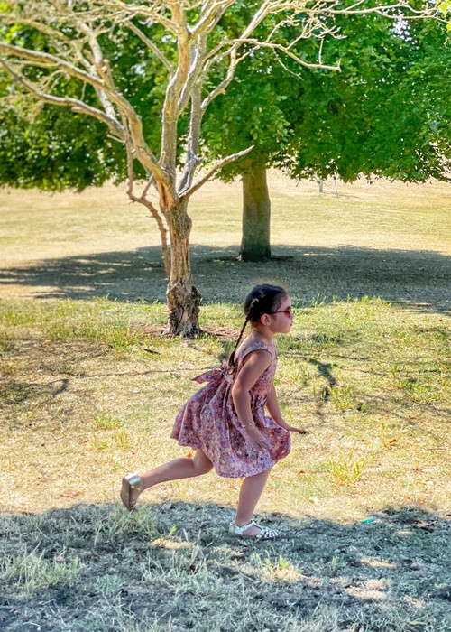 Bé Myla thỏa sức chạy nhảy ở các công viên.