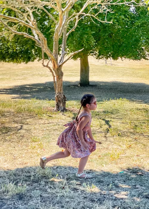 Bé Myla thỏa sức chạy nhảy ở các công viên.