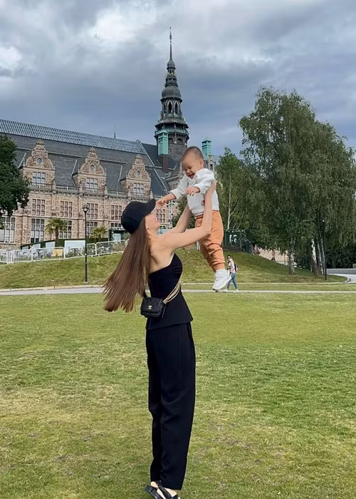 Hà Hồ và Kim Lý dự định cho các con ở Thụy Điển 1 tháng để các con có thời gian gần gũi ông bà nội và tận hưởng mùa hè.