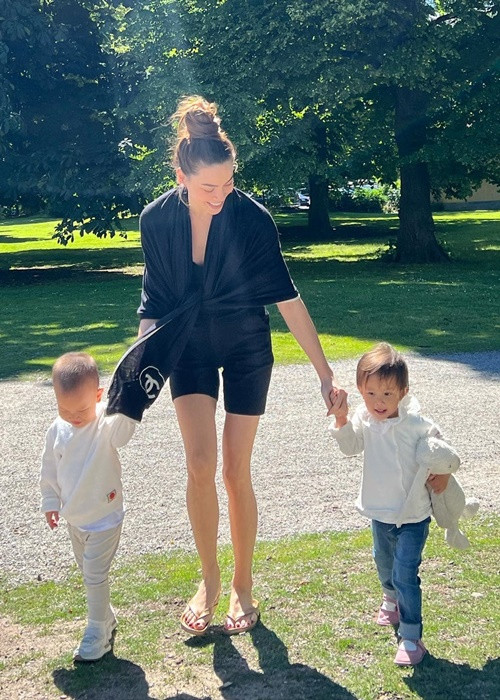 Hà Hồ đưa cặp song sinh Leon - Lisa về thăm gia đình nội.