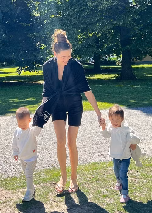 Hà Hồ đưa cặp song sinh Leon - Lisa về thăm gia đình nội.