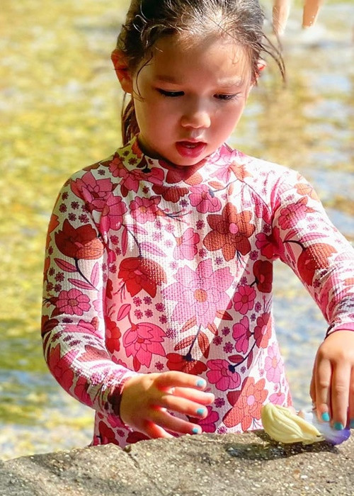 Vợ chồng Hà Anh mới đây đưa con gái đi ra con suối ở công viên gần nhà. Trong khi bé Myla vầy nước, Hà Anh ngồi trên thảm để trò chuyện, còn chồng cô nhận nhiệm vụ trông con.