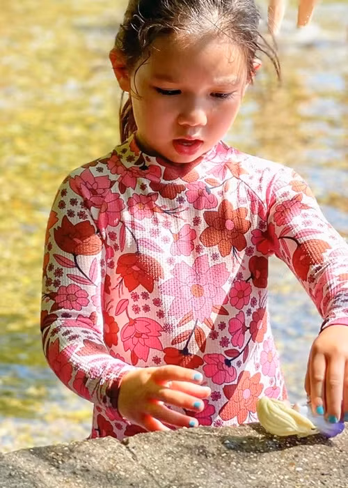 Vợ chồng Hà Anh mới đây đưa con gái đi ra con suối ở công viên gần nhà. Trong khi bé Myla vầy nước, Hà Anh ngồi trên thảm để trò chuyện, còn chồng cô nhận nhiệm vụ trông con.