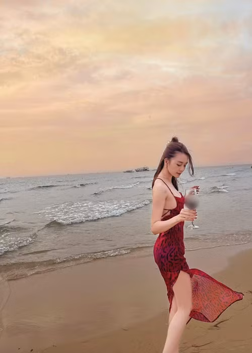 Nữ ca sĩ kín tiếng về chuyện tình cảm nhiều năm qua.