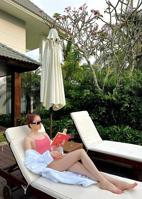 Phương Uyên là người tình cũ tin đồn của Thiều Bảo Trang. Hiện tại, Phương Uyên dính như sam với ca sĩ Thanh Hà.