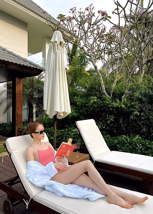 Phương Uyên là người tình cũ tin đồn của Thiều Bảo Trang. Hiện tại, Phương Uyên dính như sam với ca sĩ Thanh Hà.