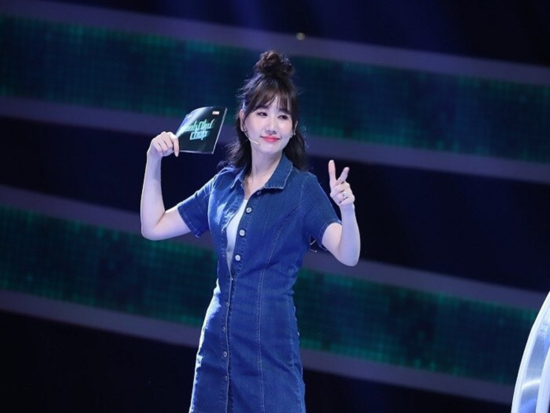 Sau khi kết hôn, Hari Won quyết định lấn sân làm MC để tiếp cận và lấy lòng khán giả. Tuy nhiên, khả năng dẫn chương trình của cô gây tranh cãi vì phát âm không rõ ràng, sử dụng tiếng Việt chưa chuẩn, lối dẫn kém duyên, hổng kiến thức. Ảnh: Giao thông