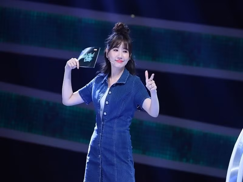 Sau khi kết hôn, Hari Won quyết định lấn sân làm MC để tiếp cận và lấy lòng khán giả. Tuy nhiên, khả năng dẫn chương trình của cô gây tranh cãi vì phát âm không rõ ràng, sử dụng tiếng Việt chưa chuẩn, lối dẫn kém duyên, hổng kiến thức. Ảnh: Giao thông