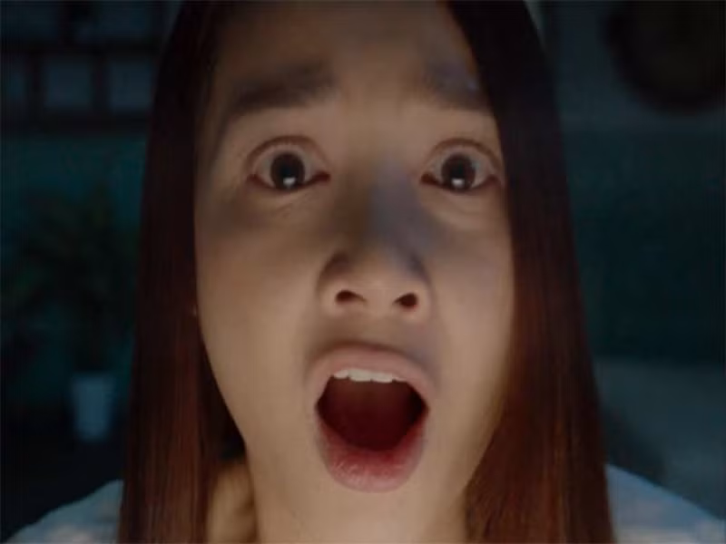 Diễn xuất của Nhã Phương gây tranh cãi. Bà xã Trường Giang dù liên tục thay đổi tạo hình nhân vật nhưng cách diễn thường bị chê không có sự đột phá, gây nhàm chán, giọng nói chưa truyền tải được cảm xúc đến khán giả. Ảnh: Phụ nữ Việt Nam