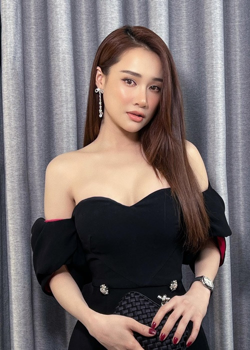 Bà xã Trường Giang sở hữu vẻ đẹp mặn mà sau 1 lần sinh nở.