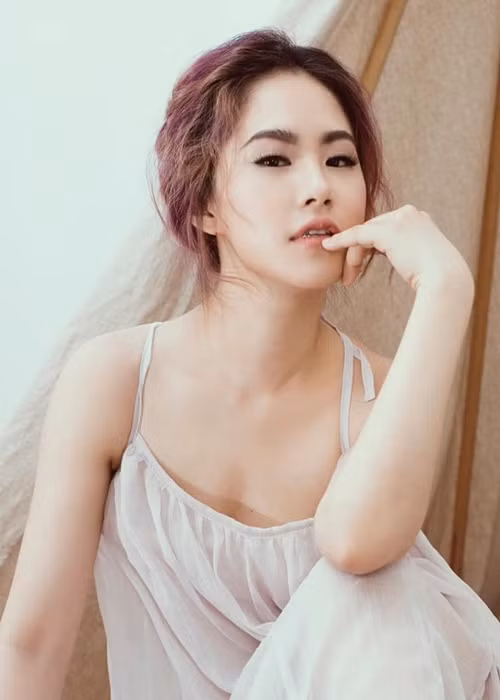 Mới đây, Lương Bích Hữu bức xúc vì bị đồn qua đời. Cô chia sẻ: “Mấy hôm anh chị em nghệ sĩ gặp nhau search Facebook để kết bạn toàn ra tin Lương Bích Hữu qua đời, trong khi tôi còn sống đứng kế bên luôn thì thấy sai sai lắm luôn đó nha".