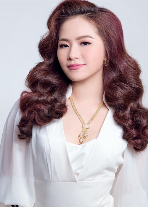 Ngoài ra, Lương Bích Hữu còn cho biết, cô bị giả mạo fanpage đăng tin tuyển dụng. “Họ giả mạo Hữu để lừa tiền mọi người mà còn chạy quảng cáo nữa. Nếu mọi người vô tình thấy thì phiền mọi người report giúp Hữu nhé”, nữ ca sĩ cho hay.