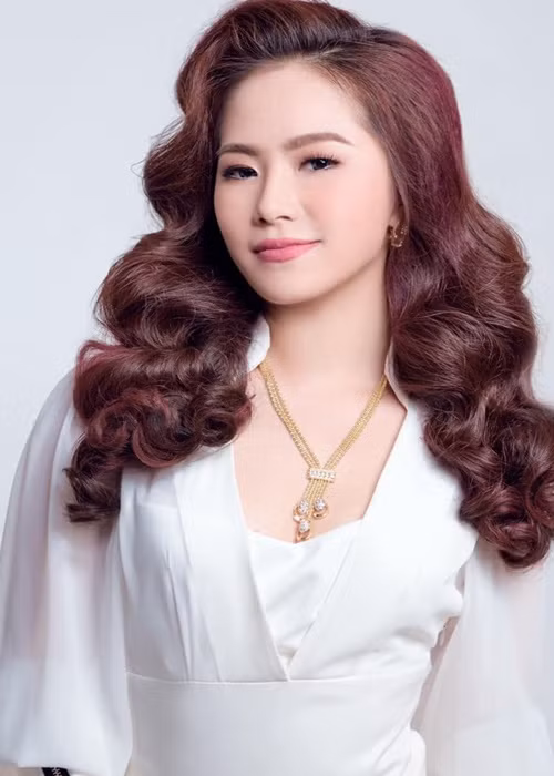 Ngoài ra, Lương Bích Hữu còn cho biết, cô bị giả mạo fanpage đăng tin tuyển dụng. “Họ giả mạo Hữu để lừa tiền mọi người mà còn chạy quảng cáo nữa. Nếu mọi người vô tình thấy thì phiền mọi người report giúp Hữu nhé”, nữ ca sĩ cho hay.