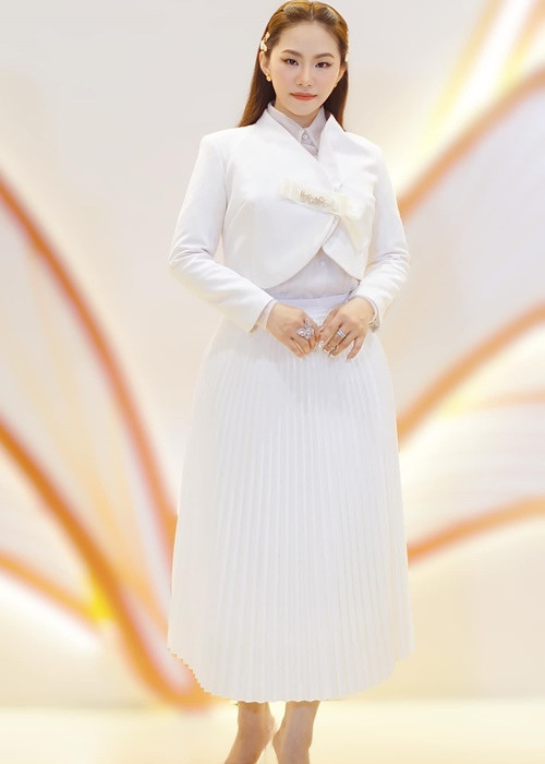 Nữ ca sĩ không tiết lộ bất kỳ hình ảnh nào của con gái hay nhắc đến tên Khánh Đơn hoặc chia sẻ về mối quan hệ tình cảm.