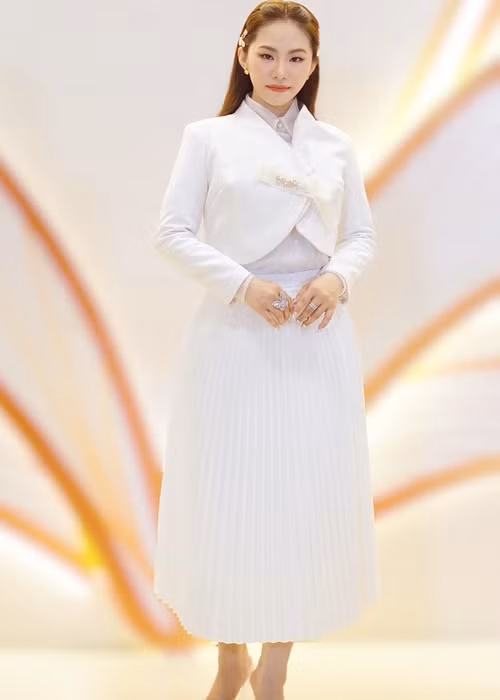 Nữ ca sĩ không tiết lộ bất kỳ hình ảnh nào của con gái hay nhắc đến tên Khánh Đơn hoặc chia sẻ về mối quan hệ tình cảm.