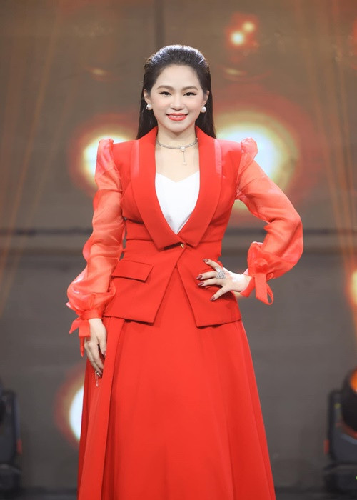 Cô chăm chỉ đi hát, tham gia các gameshow.